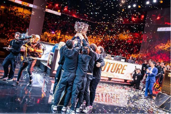 电竞比赛决赛现场：职业选手完美团队配合实现水晶爆破-米兰电竞